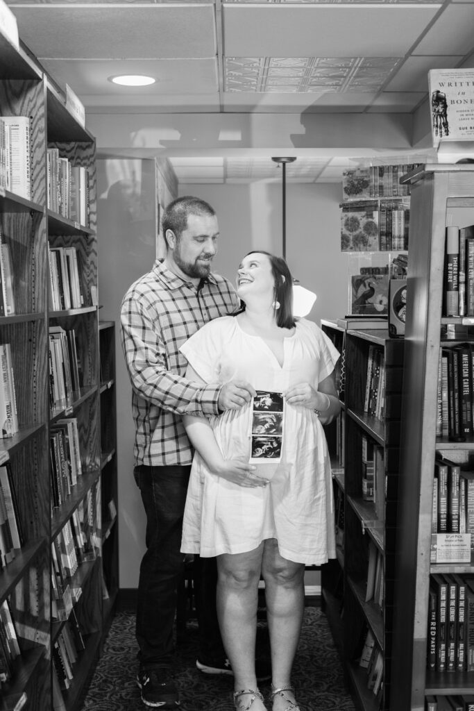 bookstore maternity session, wandering wilde media